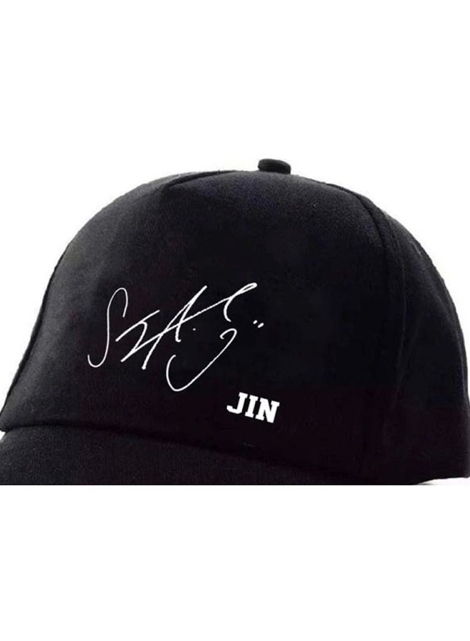 قبعة بيسبول بطبعة شعار فرقة BTS Jin أسود/ أبيض - Image 2