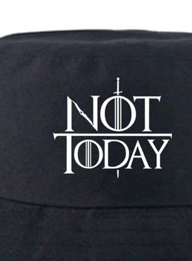 قبعة الباكيت بنمط مسلسل "Game Of Thrones" بطبعة "Not Today" أسود/ أبيض - Image 3