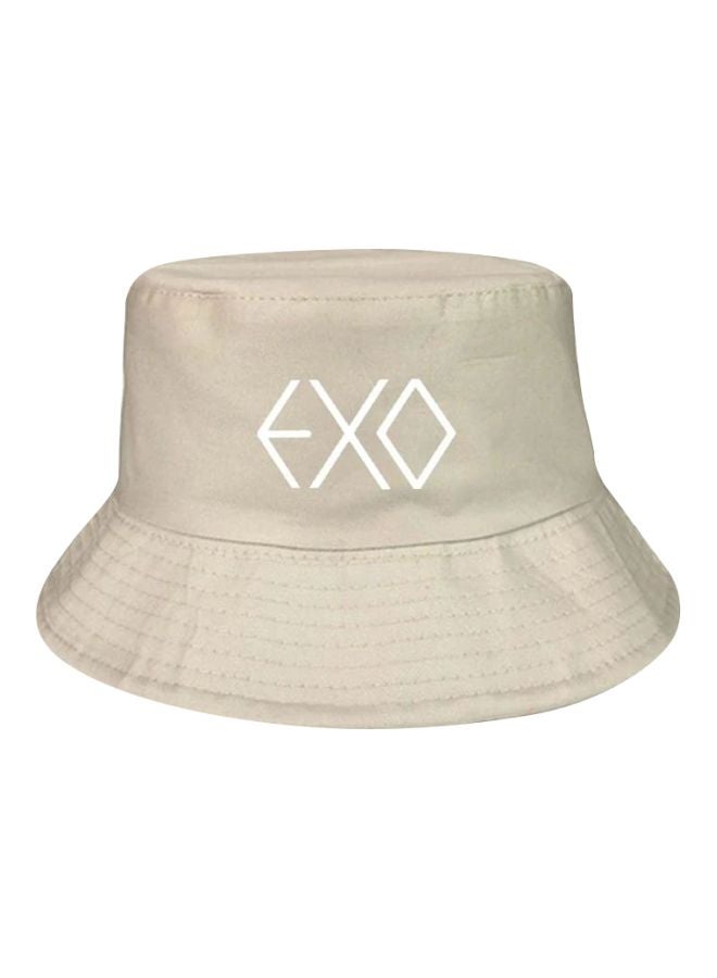 قبعة على شكل دلو مزينة بطبعة كلمة "Exo" بيج/أبيض - Image 1