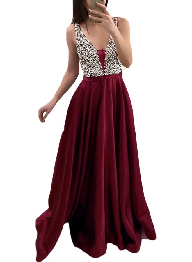 فستان طويل بفتحة رقبة على شكل حرف V مزين بالترتر عنّابي/ ذهبي - Image 1