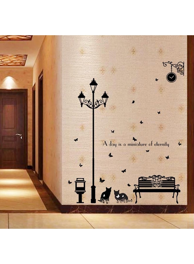 ملصق جداريّ بتصميم مصباح الشارع بجانبه قطّة أسود 90x60سم - Image 2