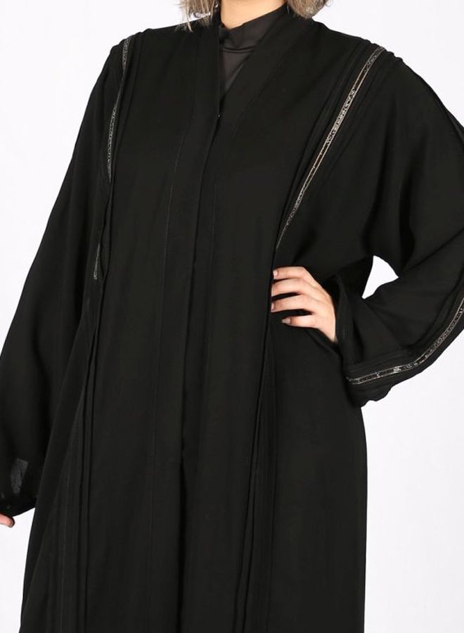 عباية من قماش الكريب برقبة على شكل حرف V أسود - Image 3