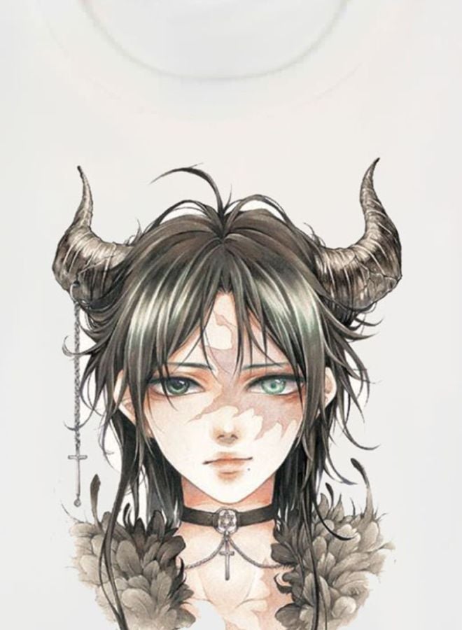 بي بي تيشيرت بطبعة مسلسل الرسوم المتحركة "Magi The Labyrinth Of Magic" أوف وايت/أسود - Image 3