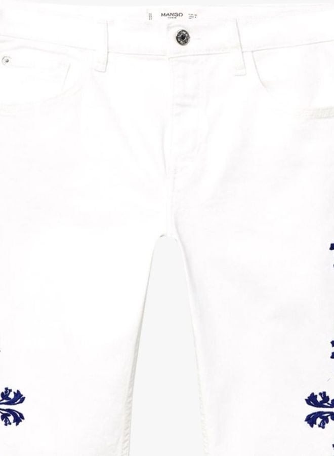 مانجو بنطال جينز مطرز بقصة ضيقة من الأعلى وواسعة من الأسفل أبيض - Image 4