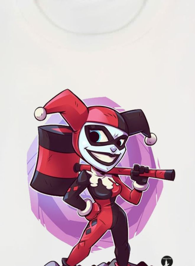 بي بي تيشيرت مزين بطبعة شخصية هيلاري كوين أبيض - Image 3