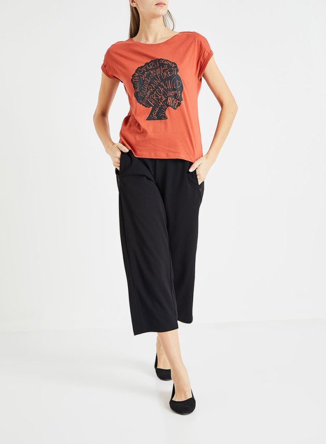Jacqueline de Yong - Crew Neck Graphic T-shirt Brick Red - Image 1