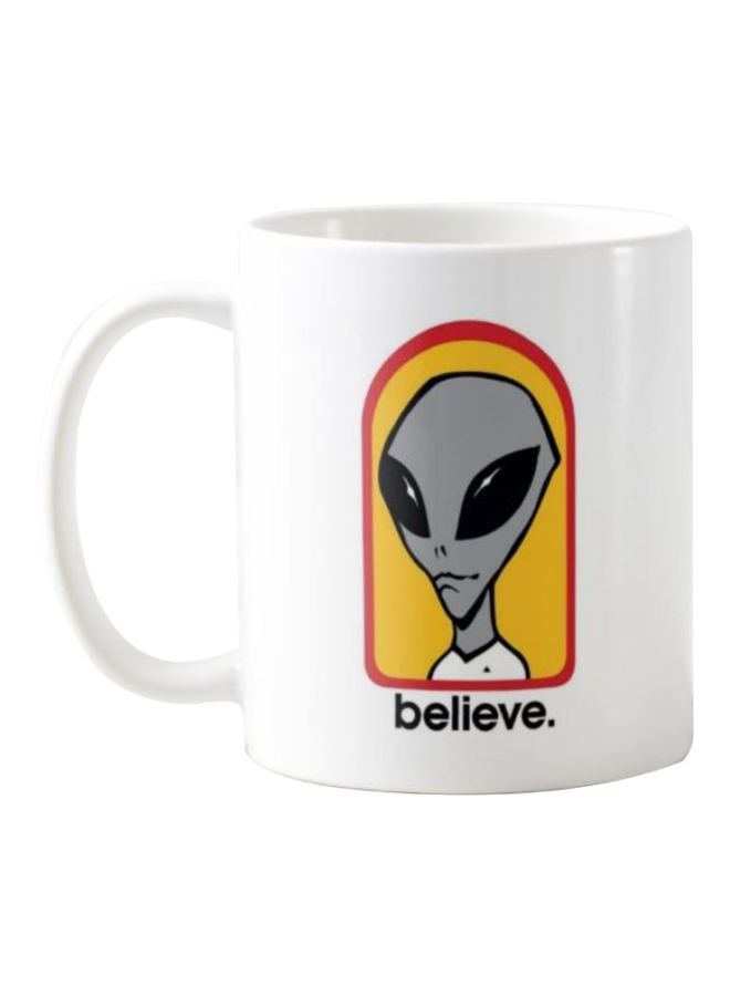 فرست بيس "مج من السيراميك بطبعة عبارة "Alien Believe" أبيض/أصفر/أسود - Image 1