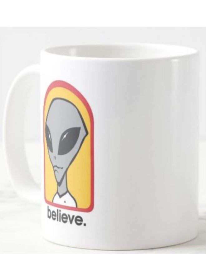 فرست بيس "مج من السيراميك بطبعة عبارة "Alien Believe" أبيض/أصفر/أسود - Image 2