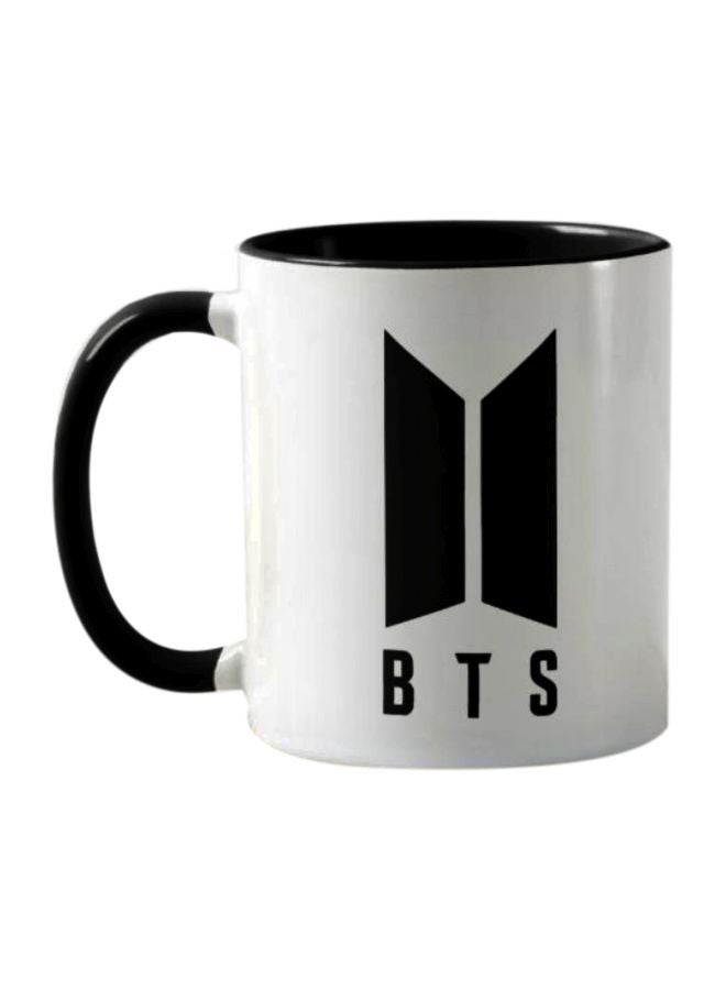 فرست بيس كوب بطبعة شعار BTS أبيض/ أسود  - Image 1
