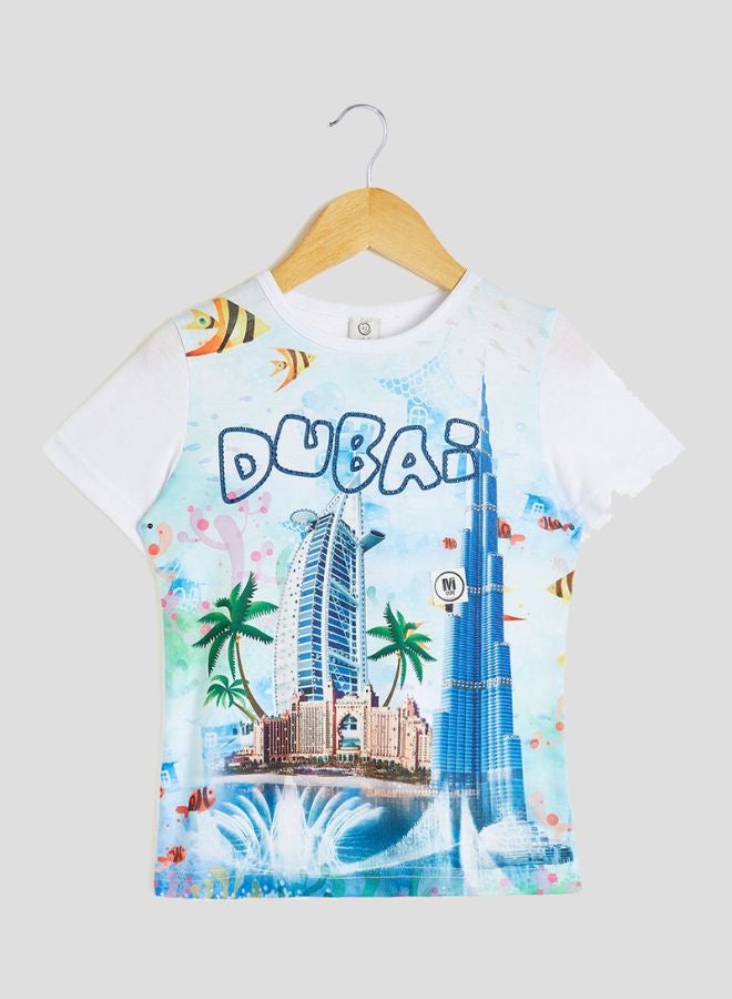 آل جابر تيشيرت مطبوع عليه بالإنجليزية "Dubai" أبيض/أزرق/أخضر - Image 1