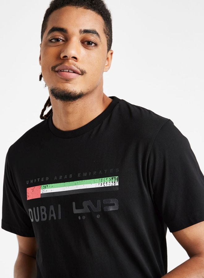 آل جابر تيشيرت مطبوع عليه عبارة  "Dubai United Arab Emirates" أسود / أحمر/ أخضر - Image 3