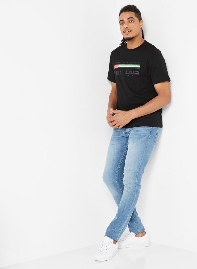 آل جابر تيشيرت مطبوع عليه عبارة  "Dubai United Arab Emirates" أسود / أحمر/ أخضر - Image 4