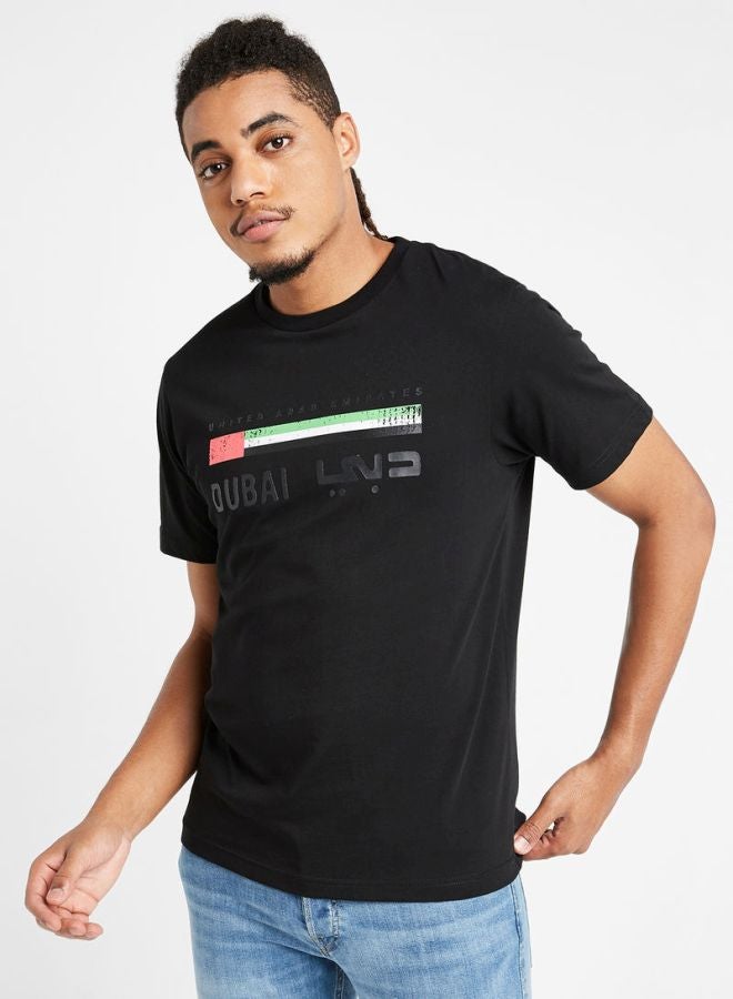 آل جابر تيشيرت مطبوع عليه عبارة  "Dubai United Arab Emirates" أسود / أحمر/ أخضر - Image 1