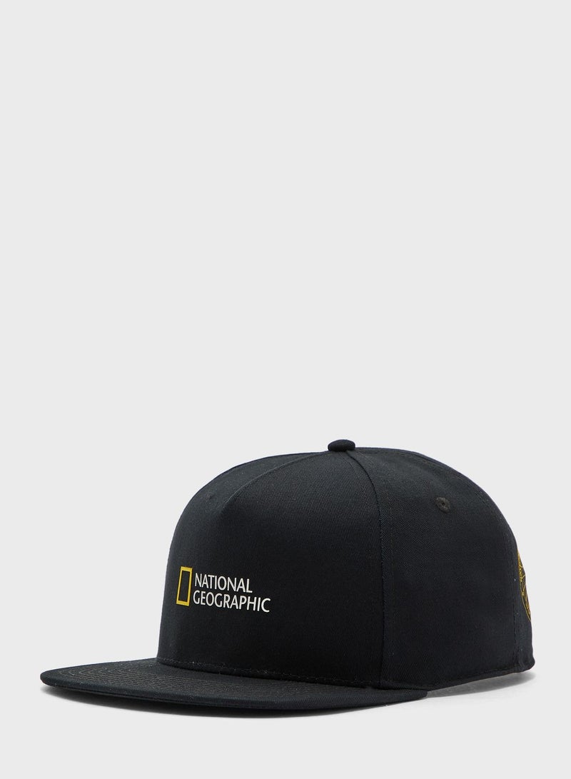 فانز قبعة بطبعة ناشيونال جيوغرافيك مع إغلاق خلفي قابل للتعديل. أسود/ أصفر/ أبيض - Image 1