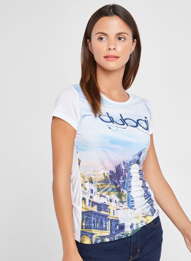 آل جابر تيشيرت مطبوع عليه بالإنجليزية "Dubai" أبيض/أزرق/أصفر - Image 1