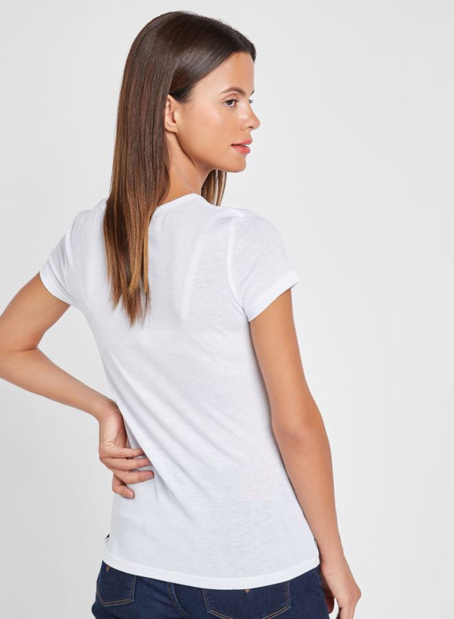 آل جابر تيشيرت مطبوع عليه بالإنجليزية "Dubai" أبيض/أزرق/أصفر - Image 2