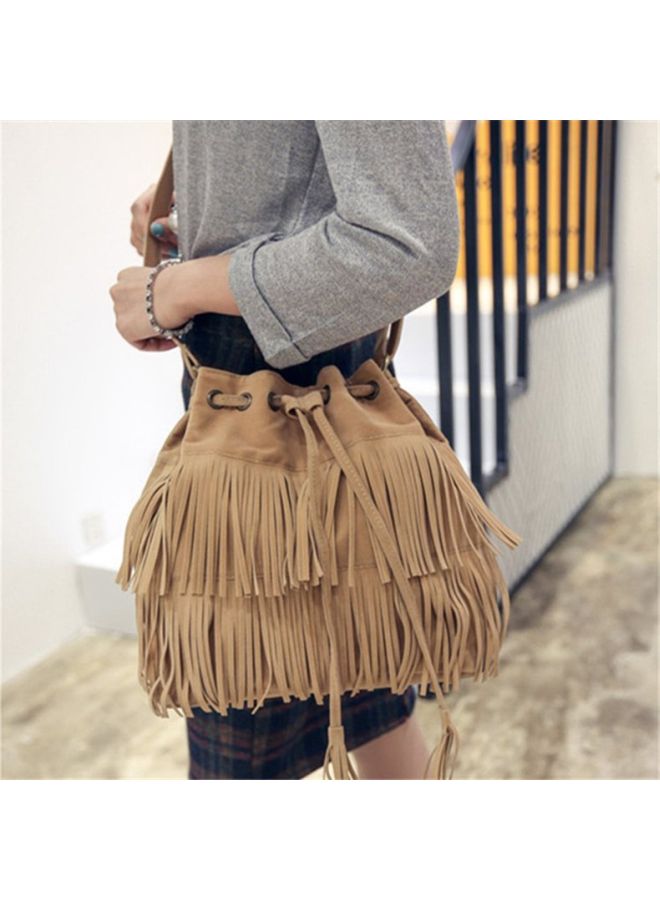 أوتاد حقيبة كتف مزينة بأشكال الشرابة كاكي - Image 2