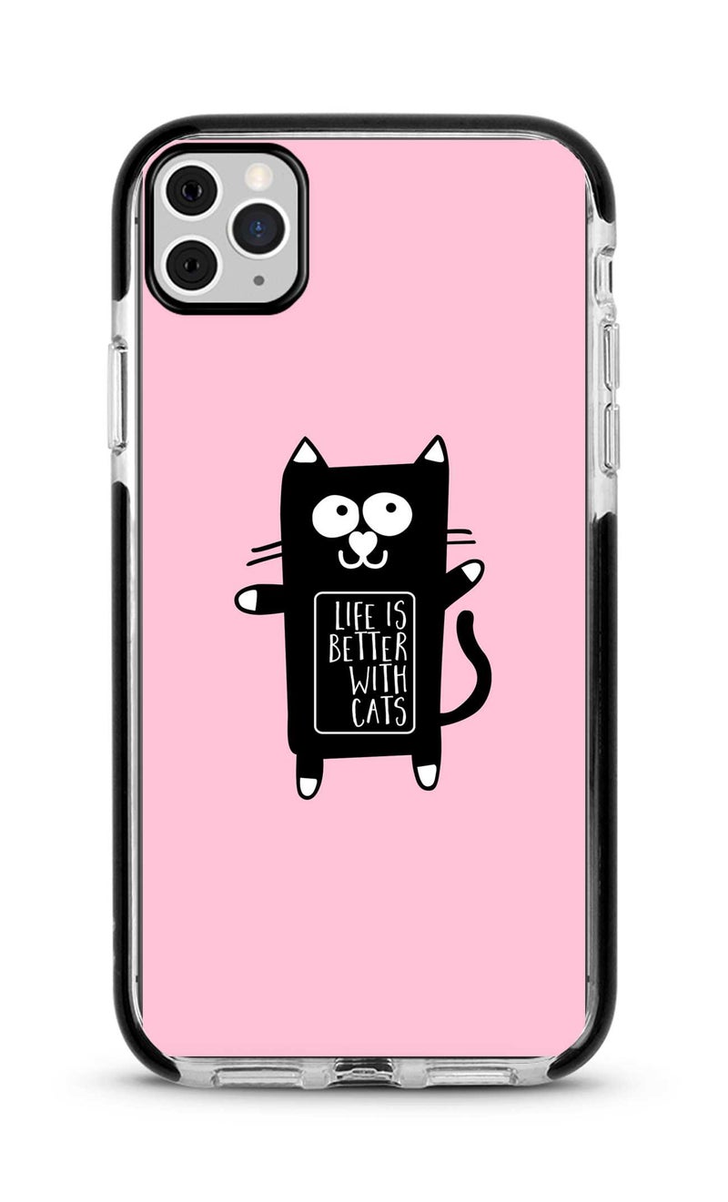 ستايلايزد غطاء حماية إمباكت برو لهاتف أبل آيفون 11 برو ماكس طبعة كاملة لعبارة "Life Is Better With Cats" - Image 1