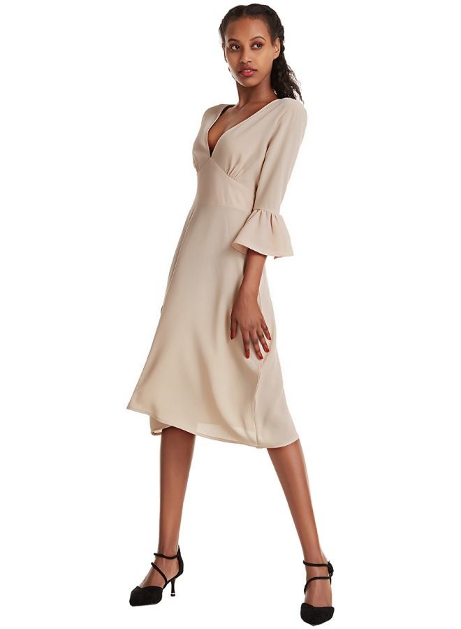 هانيميدو فستان بفتحة رقبة بتصميم على شكل حرف V أبيض فاتح - Image 3