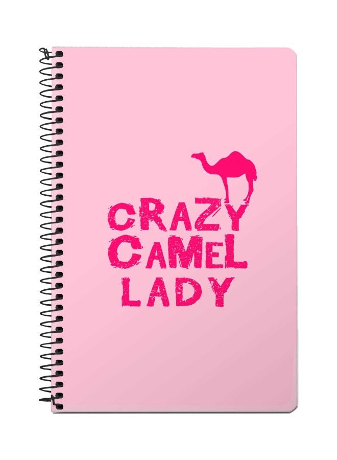 ستايلايزد دفتر ملاحظات بسلك لولبي مقاس A5 مطبوع بعبارة
"Crazy Camel Lady" وردي
