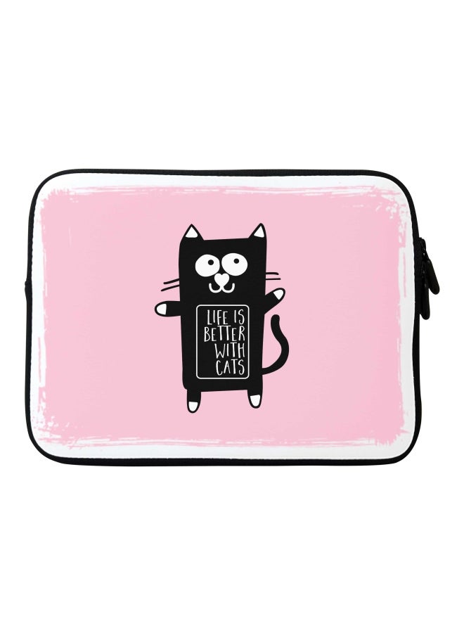 ستايلايزد حافظة للحمل بطبعة عبارة "Life Is Better With Cats" للابتوب أبل ماك بوك مقاس 15 بوصة وردي / أسود/ أبيض - Image 1