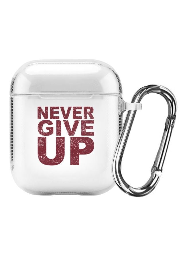 ستايلايزد حافظة مزينة بطبعة عبارة "Never Ever Give Up" ومزودة بحلقة ذات قفل زنبركي لسماعة أبل آيربودز 2/1 شفاف/ أحمر - Image 1