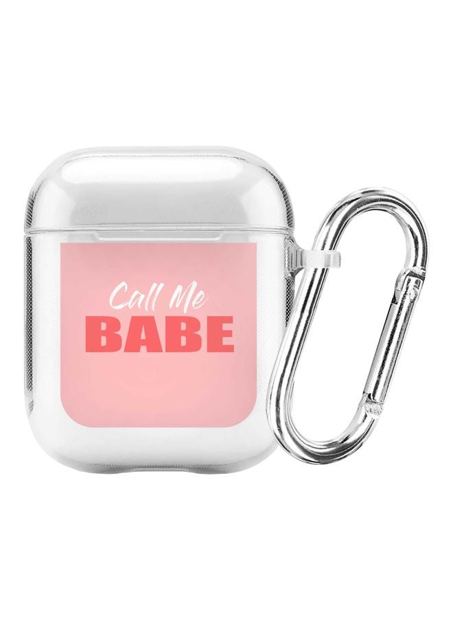 ستايلايزد حافظة حماية واقية مطبوع عليها عبارة "Call Me Babe" مزودة بحلقة بقفل زنبركي لسماعات أبل آيربودز 2/ 1 وردي/أحمر - Image 1