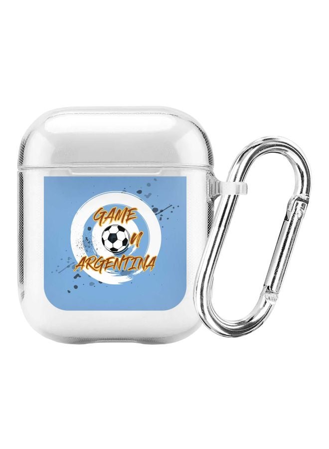 ستايلايزد غطاء حماية مزود بحلقة تعليق بطبعة عبارة "Game On Argentina" من سلسلة كلاسيك لسماعات أبل آيربودز 2/1 شفاف/أزرق - Image 1