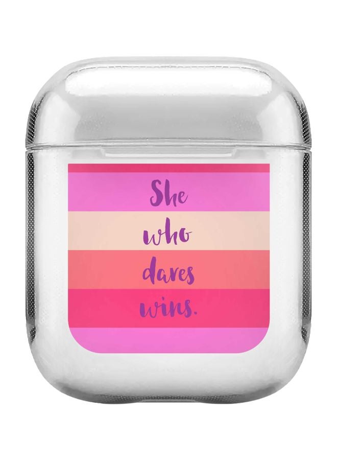 ستايلايزد غطاء حماية من سلسلة كلاسيك بطبعة عبارة "She Who Dares Wins" مع حلقة للتعليق لسماعات أبل آيربودز 2/1 وردي/شفاف - Image 1