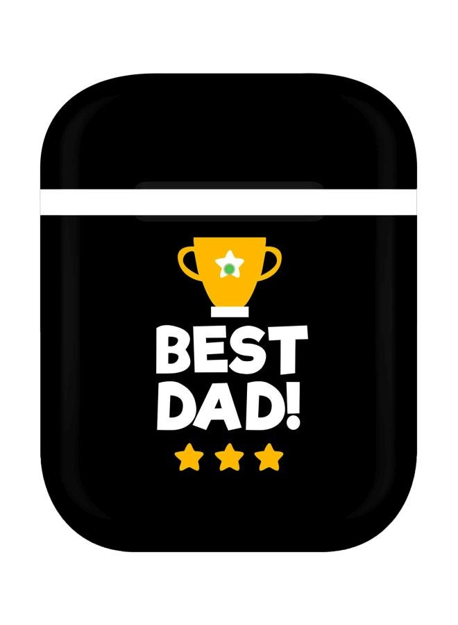 ستايلايزد حافظة حماية بطبعة كوب وعبارة "Best Dad" لسماعات أبل آيربودز 2/1 أسود/ أصفر/ أبيض - Image 1