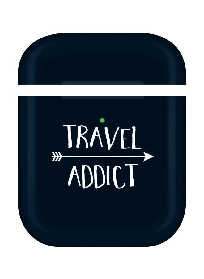 ستايلايزد غطاء حماية بطبعة عبارة "Travel Addict" لسماعات أبل آيربودز 2/1 أزرق / أبيض - Image 1
