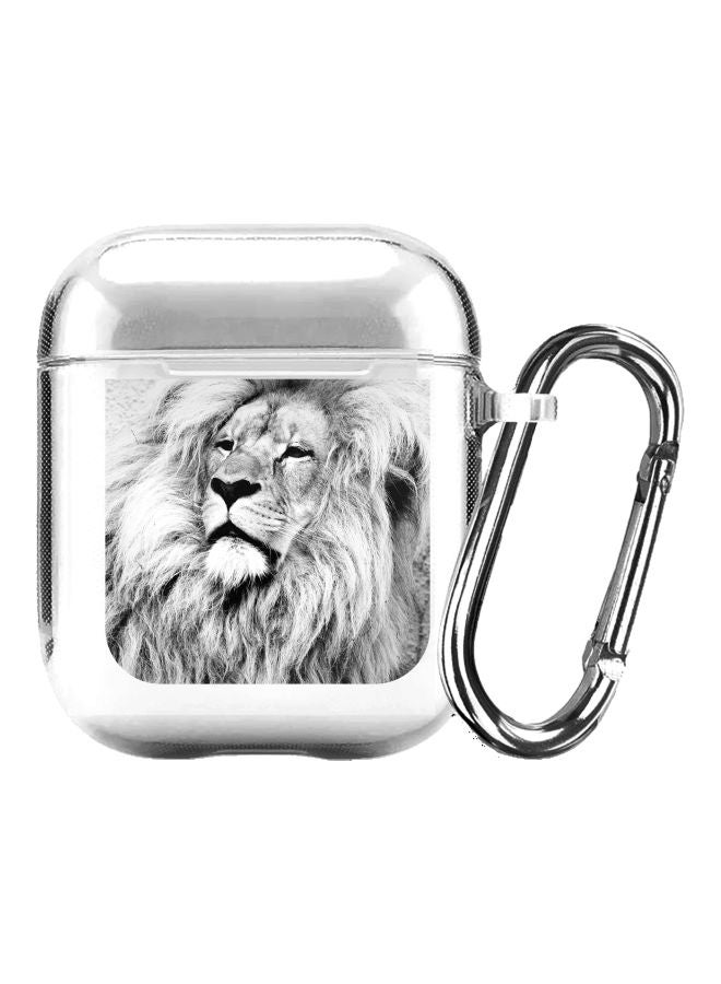 ستايلايزد حافظة واقية بطبعة أسد حكيم من سلسلة كلاسيك كلير مع حلقة بقفل زنبركي لسماعات أبل آيربودز 1/2 شفاف/ رمادي/ فضي - Image 1