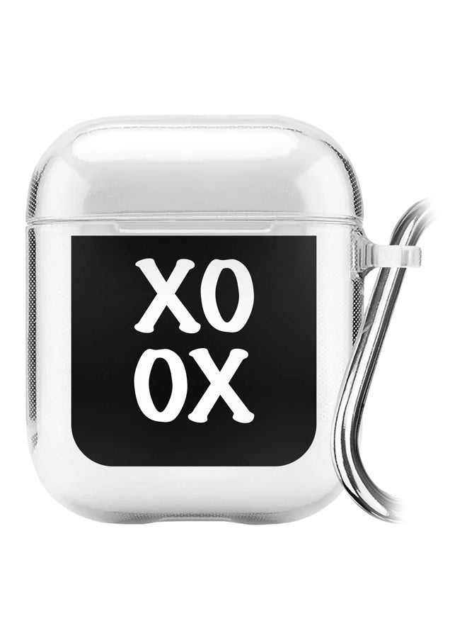 ستايلايزد غطاء حماية بحلقة معدنية من سلسلة كلاسيك كلير بطبعة "XOXO" لسماعات أبل آيربودز 1/2 شفاف/أسود/أبيض - Image 1