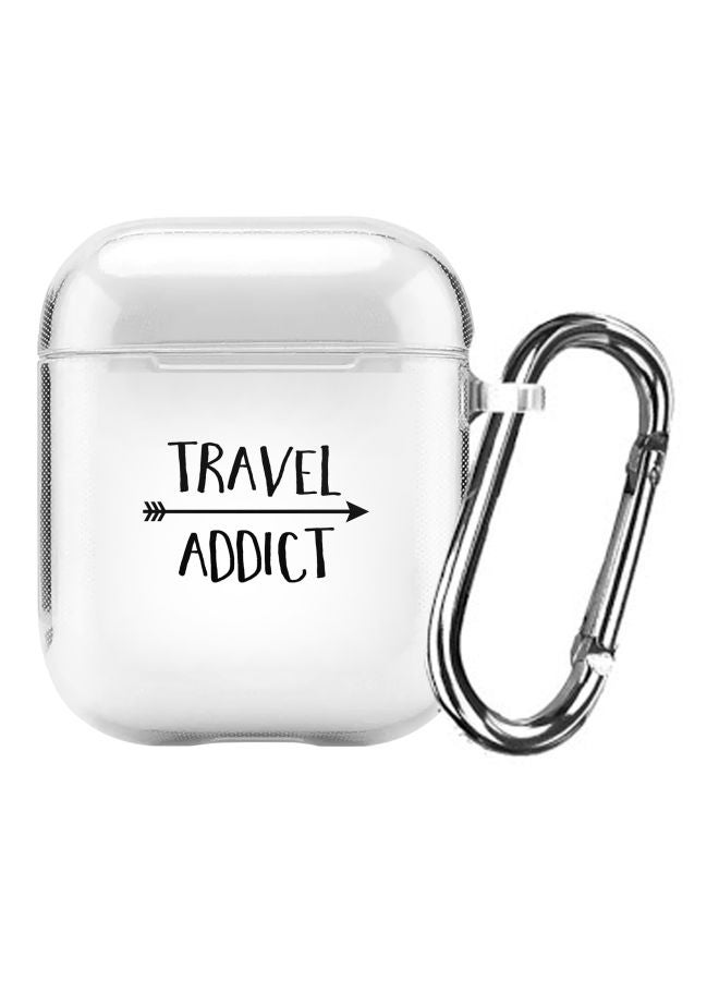 ستايلايزد غطاء حماية واقٍ بطبعة "Travel Addict" من سلسلة كلاسيك لأبل آيربودز 1 و2 شفاف/ أسود - Image 1