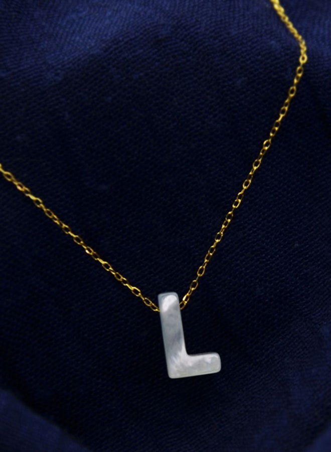 فيرا بيرلا سوار معصم من الذهب عيار 18 قيراط مزين بحلية من عرق اللؤلؤ على شكل حرف "L"  - Image 4