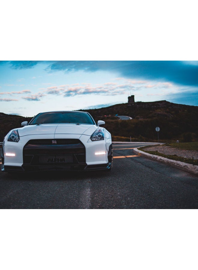 ملصق جداري لصق ذاتي بطبعة لسيارة نيسان جي تي-آر رمادي/أزرق/أبيض 140x105سم