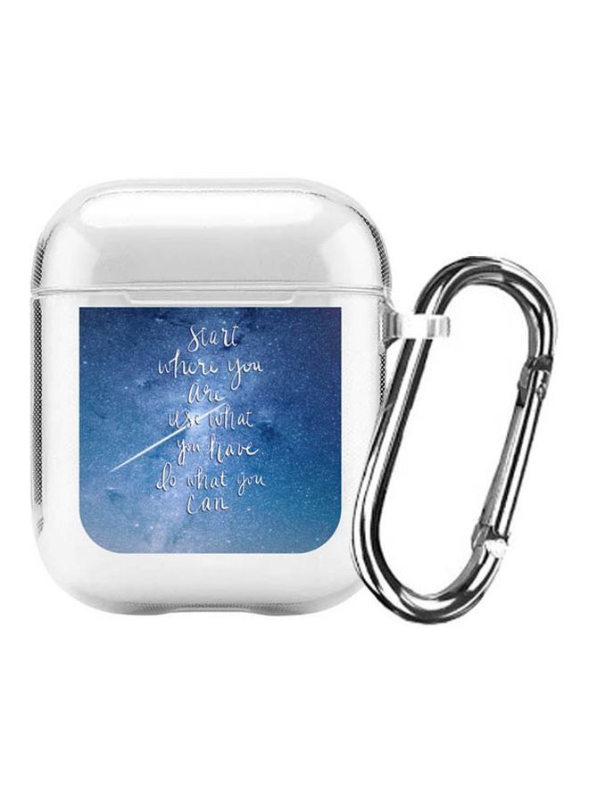 ستايلايزد حافظة مطبوع عليها عبارة مقتبسة من سلسلة كلاسيك مزودة بحلقة لسماعات أبل آيربودز 2/1 شفاف/ أزرق/ أبيض - Image 1