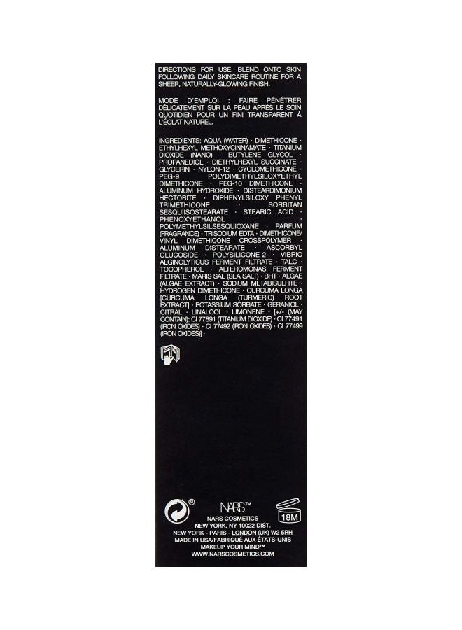 نارس مرطب ملون للمعان النقي بعامل الحماية من الشمس 30 بلون سانت مرويتز/ متوسط رقم 1 وبحجم 1.9 أوقية - Image 4