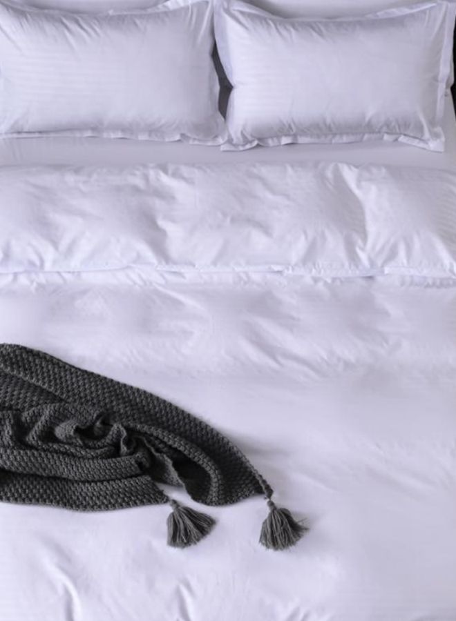 Deals for Less 6-Piece King Size Premium Collection Super Soft Long Lasting Washable Plain Design Bedding Duvet Set Includes 1xDuvet Cover,1xFitted Sheet 200x200+25 cm,4xPillowcases 48x74 cm Microfiber White  - Image 2