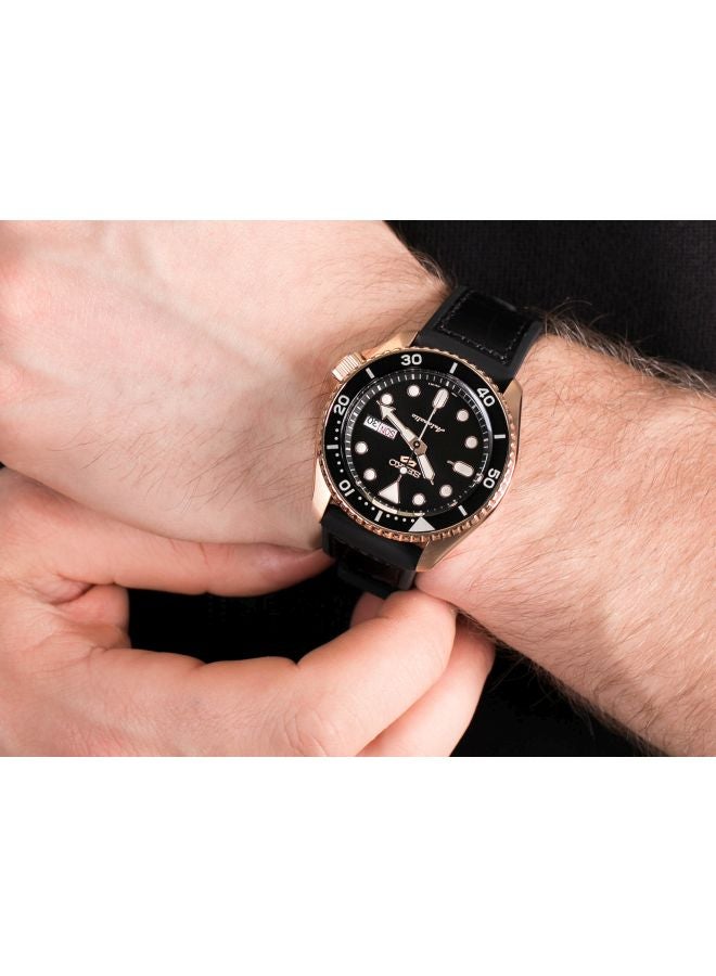 سيكو ساعة يد 5 سبورتس بعقارب وسوار من الجلد دائرية الشكل مقاس 43 مم - لون أسود - طراز SRPD76K1 للرجال - Image 4