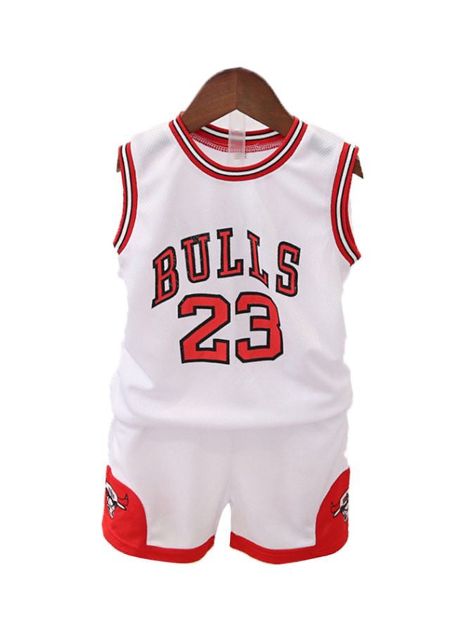 طقم شورت وتيشيرت لكرة السلة بطبعة مكتوب عليها "Bulls 23" للأطفال أبيض/أحمر/أسود - Image 1