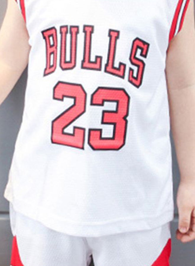 طقم شورت وتيشيرت لكرة السلة بطبعة مكتوب عليها "Bulls 23" للأطفال أبيض/أحمر/أسود - Image 3