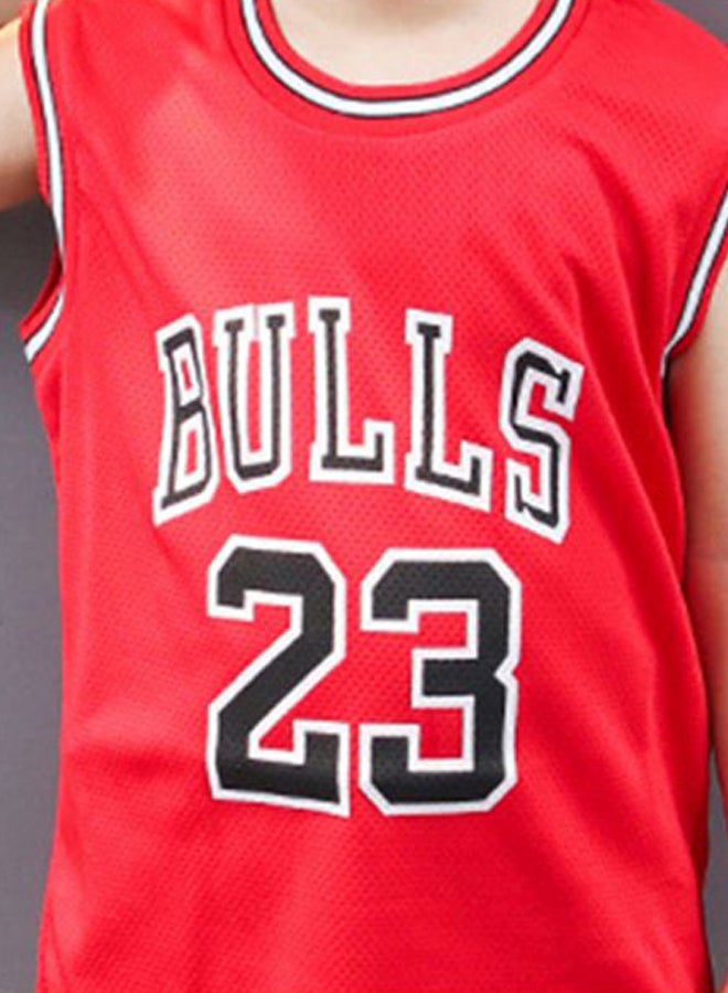 طقم شورت وتيشيرت لكرة السلة بطبعة Bulls 23 للأطفال أحمر/ أبيض/ أسود - Image 3