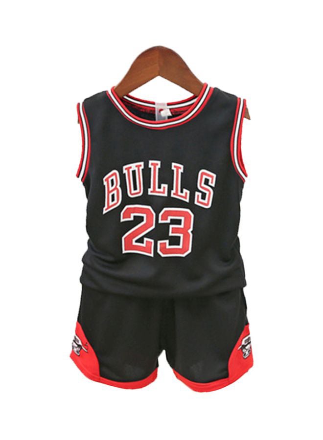 طقم مكون من تيشيرت وشورت لكرة السلة بطبعة "Bulls 23" أسود/أحمر/أبيض  - Image 1