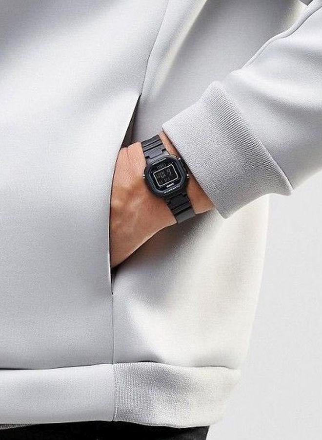 كاسيو ساعة يد إلومينيتور رقمية ومقاومة للماء طراز LA-20WH-1B - قياس 35 مم - لون أسود للنساء - Image 4