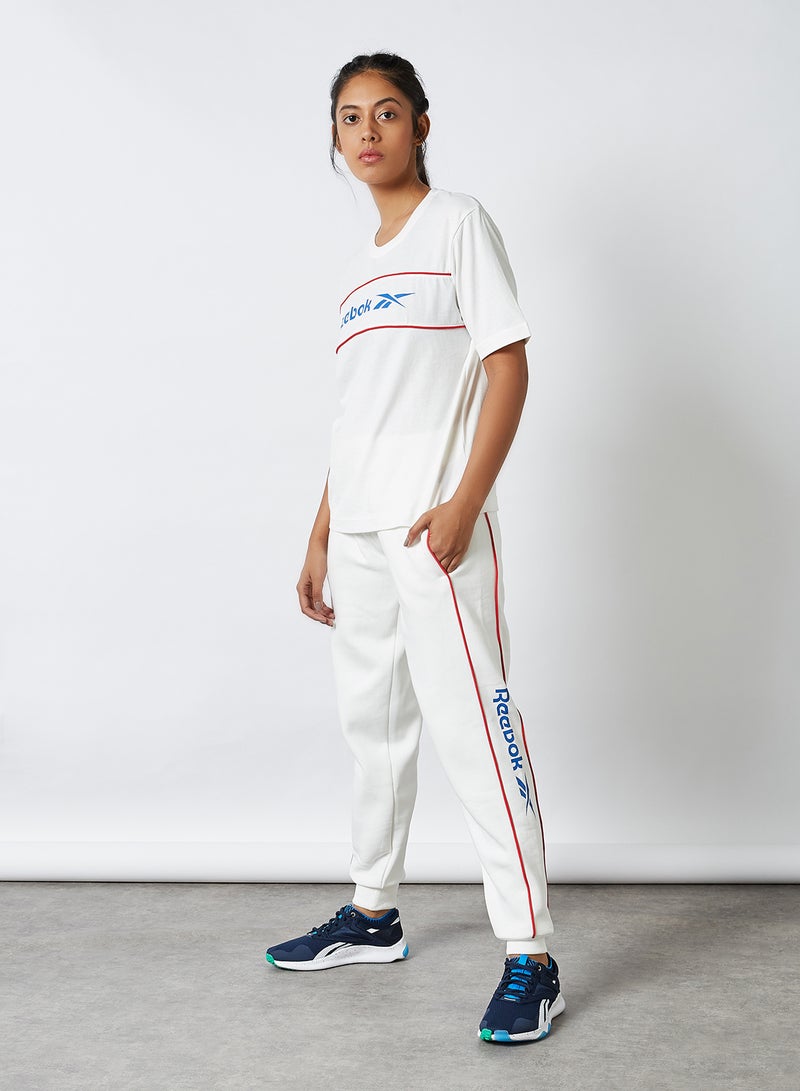 ريبوك تيشيرت مزين بشعار بتصميم خطي من مجموعة القطع الكلاسيكية تشاك - Image 2