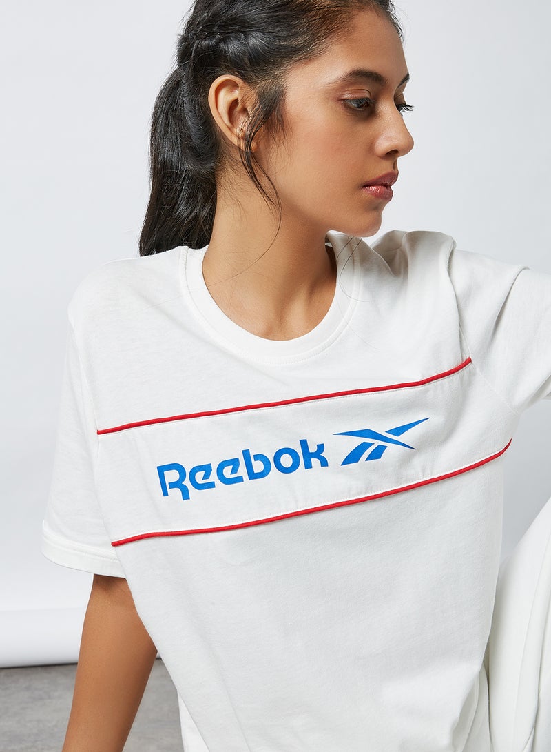 ريبوك تيشيرت مزين بشعار بتصميم خطي من مجموعة القطع الكلاسيكية تشاك - Image 4