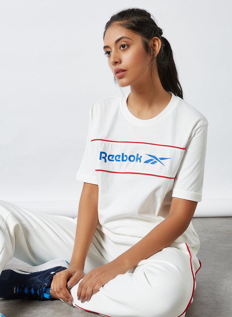 ريبوك تيشيرت مزين بشعار بتصميم خطي من مجموعة القطع الكلاسيكية تشاك - Image 1