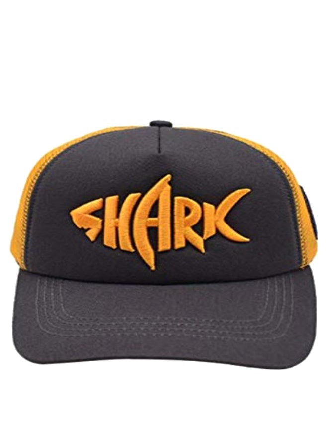 فايتر جيفتس قبعة مطرزة برسمة سمكة قرش أسود/ أبيض - Image 1