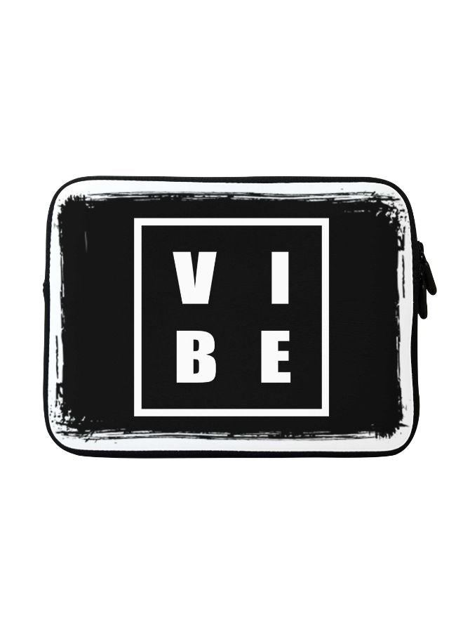 ستايلايزد غطاء حماية بطبعة كلمة "Vibe" لجهاز ماك بوك مقاس 15 بوصة أسود/ أبيض  - Image 1